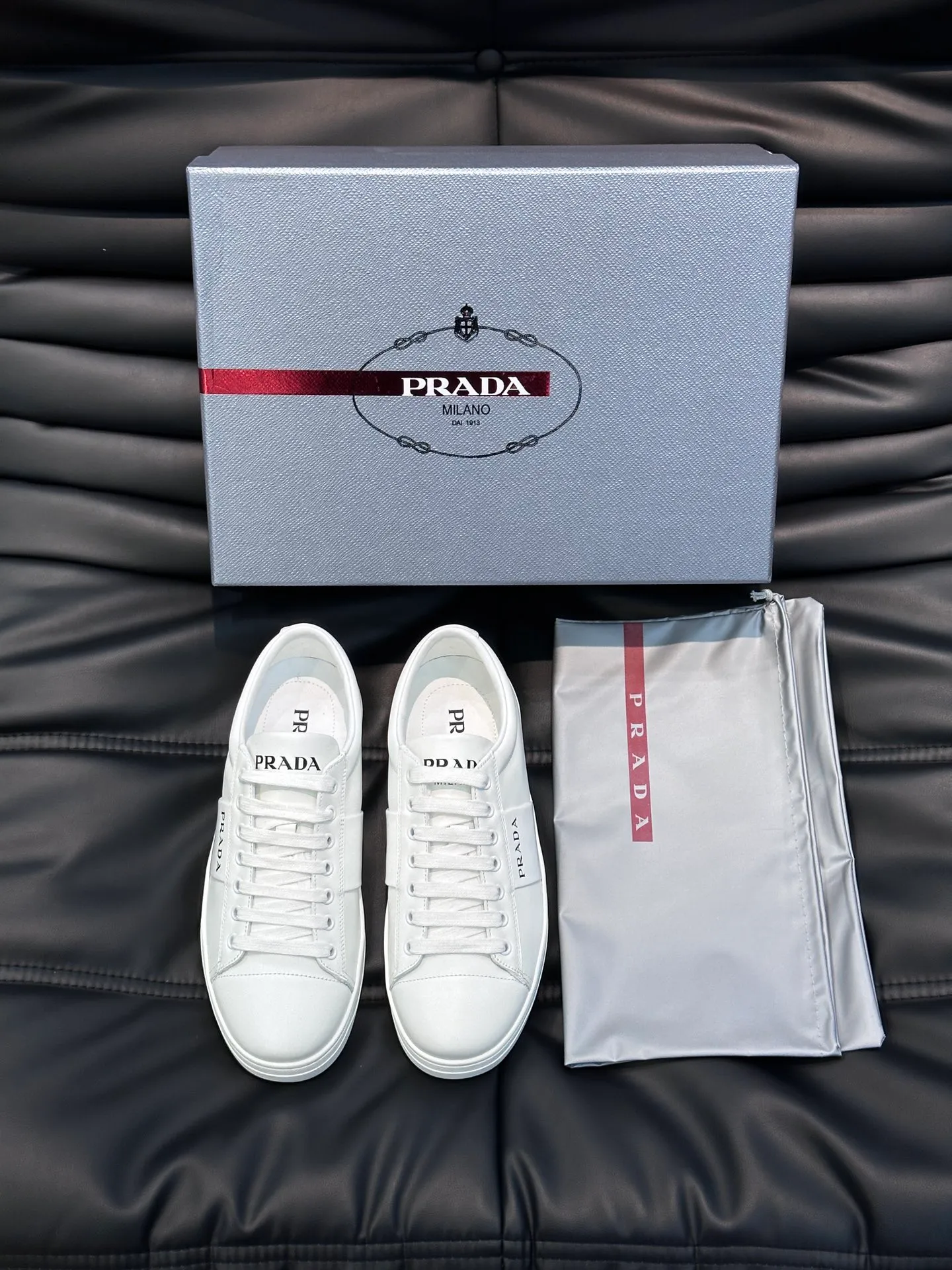 Men's shoes 💰p360 "Men's shoes 💰pRAD*" Prada's new high-end men's casual sports shoes. This leather sports shoe uses calfskin upper. The body of the shoe interprets the Prada letter brand logo from multiple angles. The brand logo is embellished on one side of the upper, all explaining the brand style. Sheepskin lining, lightweight, comfortable and durable! Size: 38-44